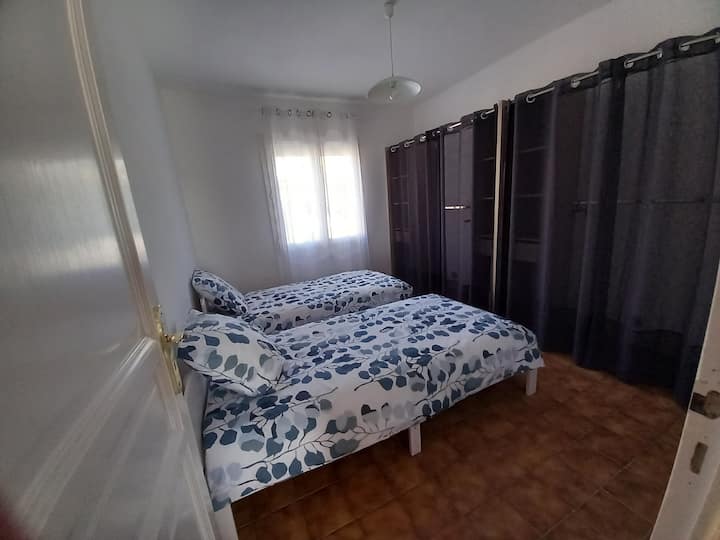 Dhomë fëmijësh me dy dhoma zhveshjeje