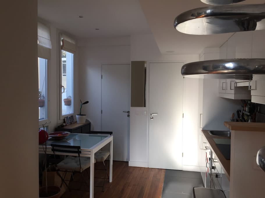La salle à manger et la cuisine