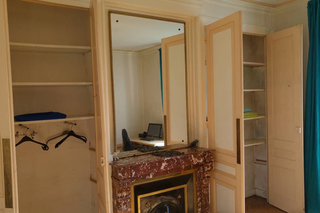 Nombreux rangements et penderie dans la chambre.