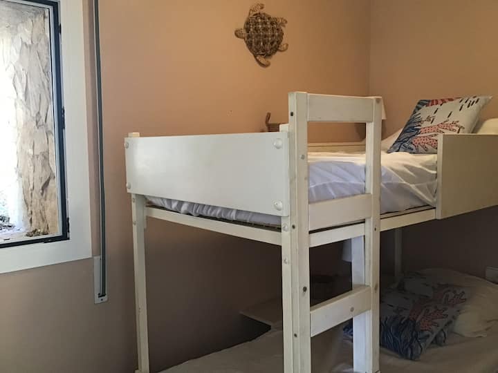 חדר עם נוף לגינה ( 2 מיטות קומתיים ב -90)