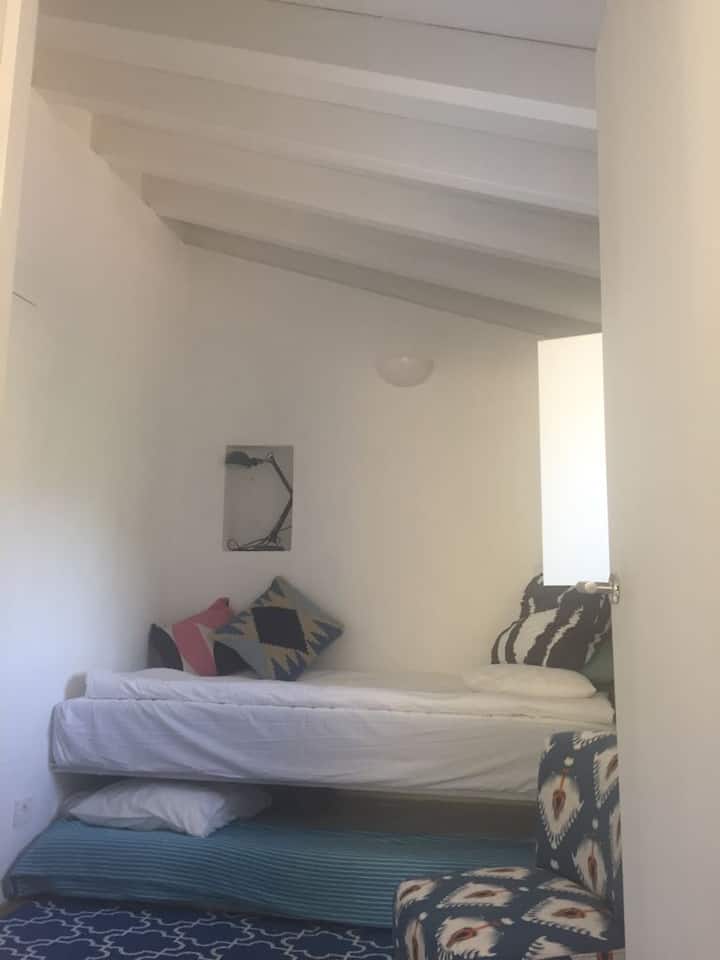 小卧室，下方有一张单人床和一张床垫