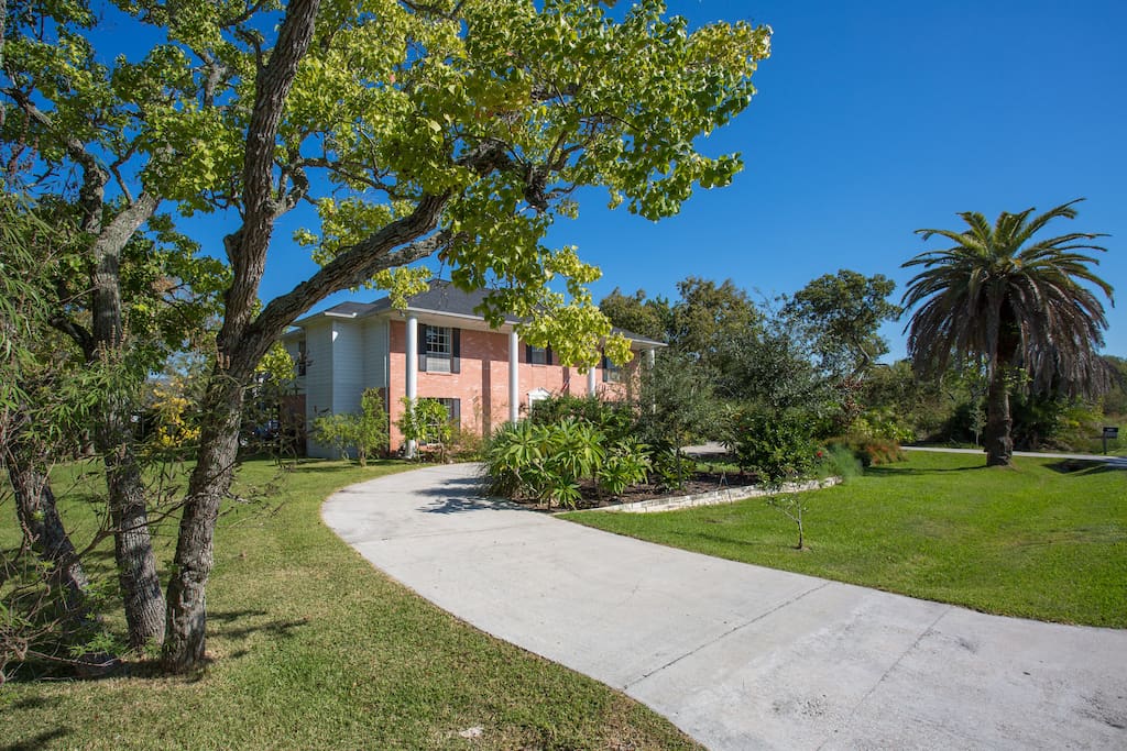 Beautiful home in small, quiet town near Houston, Galveston, Baytown, NASA.