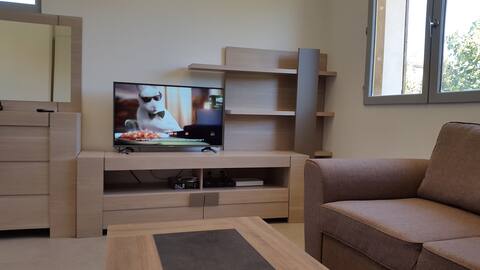 Air-conditioned studio with terrace, fiber and Wi-Fi .