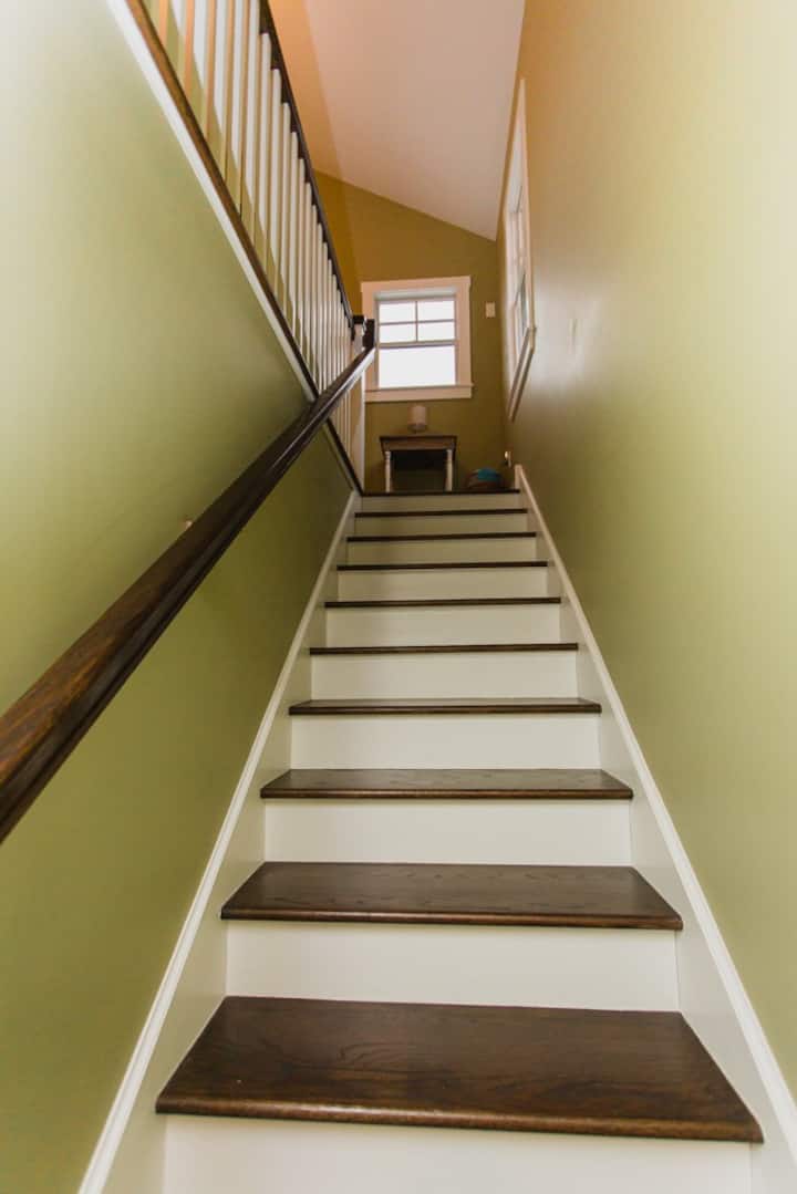 บันไดขึ้นไปยังห้องใต้หลังคา! ทำให้มีพื้นที่แยกต่างหากที่ยอดเยี่ยมสำหรับเด็กๆเพื่อสังสรรค์เพื่อหลีกหนีจากผู้ใหญ่เล่นเกมกระดานหรือ Xbox ดูภาพยนตร์หรือสตรีมมิ่งทีวีและแม้แต่ร้องเพลงคาราโอเกะพร้อมไมโครโฟนหรือให้คู่รักมีพื้นที่ส่วนตัว!