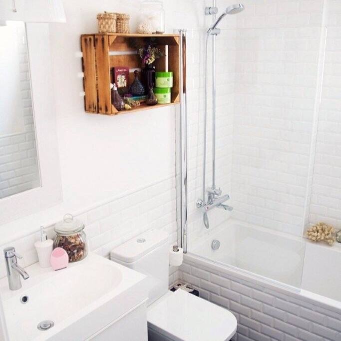 El baño tiene una bañera encantadora, para poder tomar un baño relajante, siempre limpio y dispuesto para usarse. Es compartido con los demás habitantes, limpieza a cargo de el anfitrión