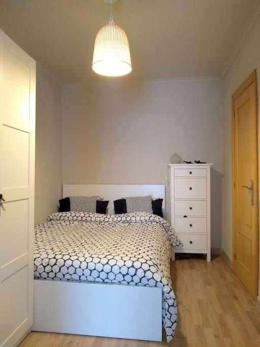 Dormitorio con cama de 1,40 x 2,00 m. 3 juegos de sábanas y espacio para vuestras cosas.