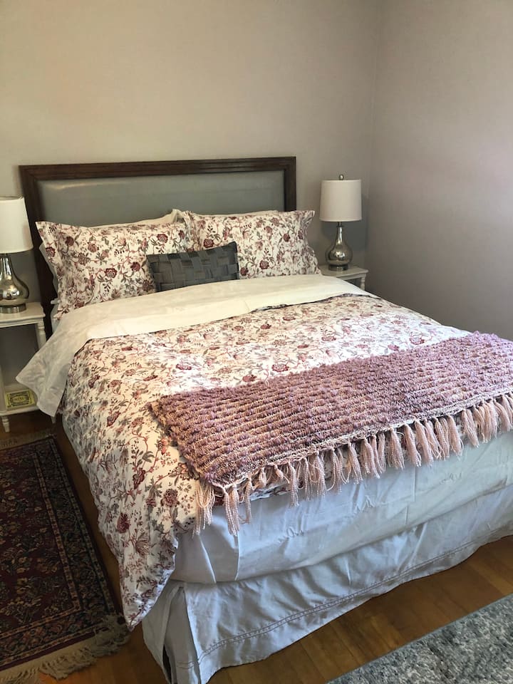 חדר שינה ראשי - מיטת קווין סייז עם כרבולית, טלוויזיה חכמה 42 אינץ'