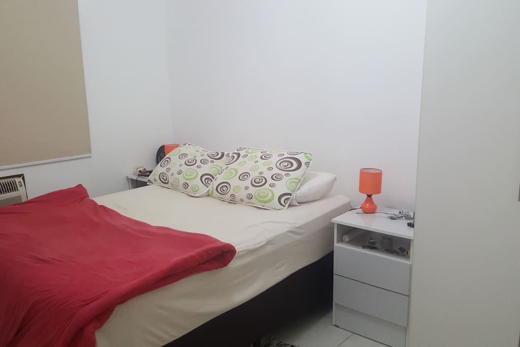 Quarto 1 - Suíte,cama de casal,televisão,abajures de leitura,armários embutidos,ar condicionado.