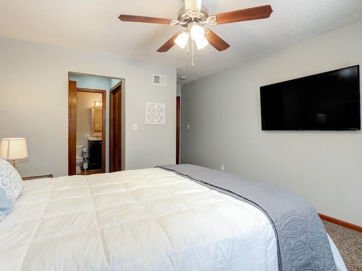 Master Bedroom with Roku smart TV & local channels