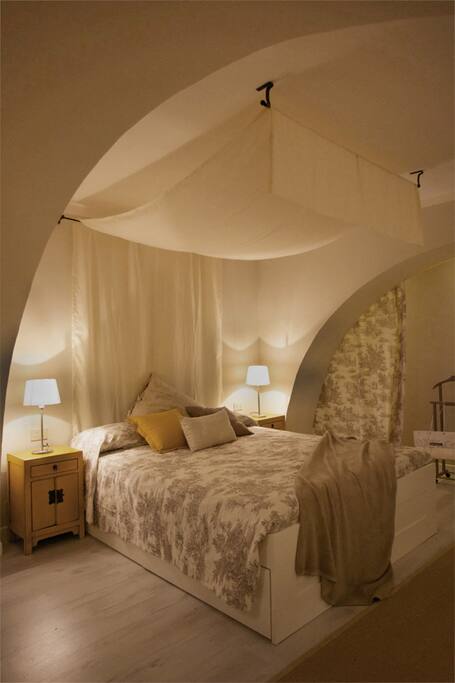 Il letto a baldacchino della suite grande