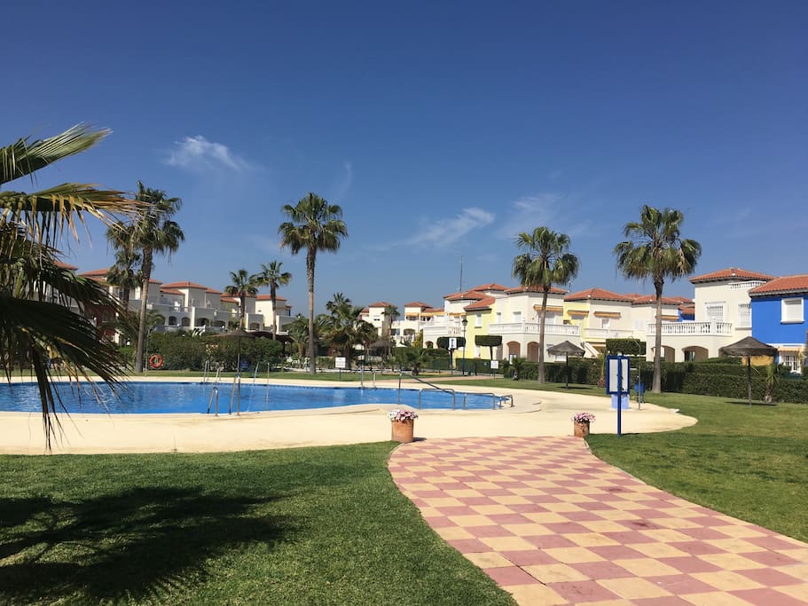 Vista de la zona de piscina y de la urbanización