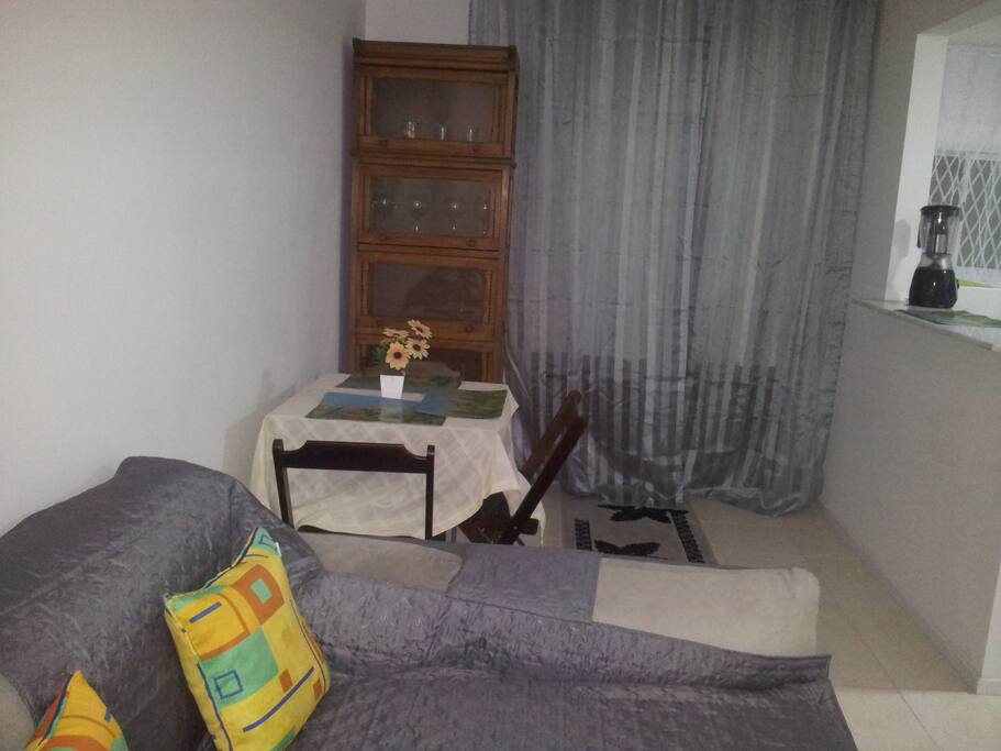 Complemento com a sala de jantar.