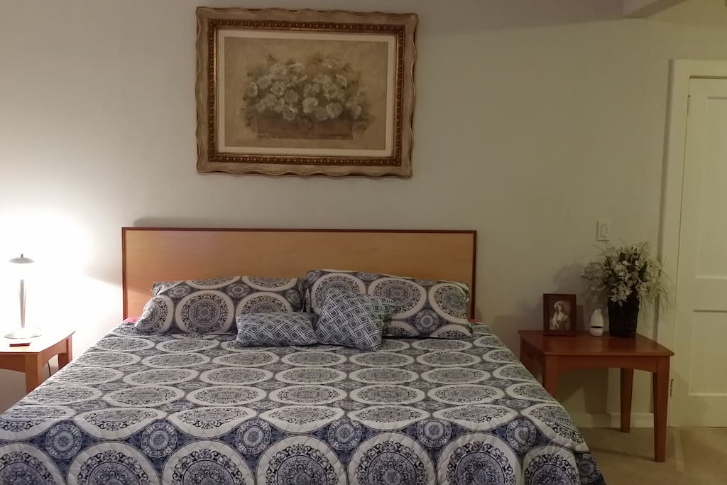 King Bed - very comfy tempurpedic style