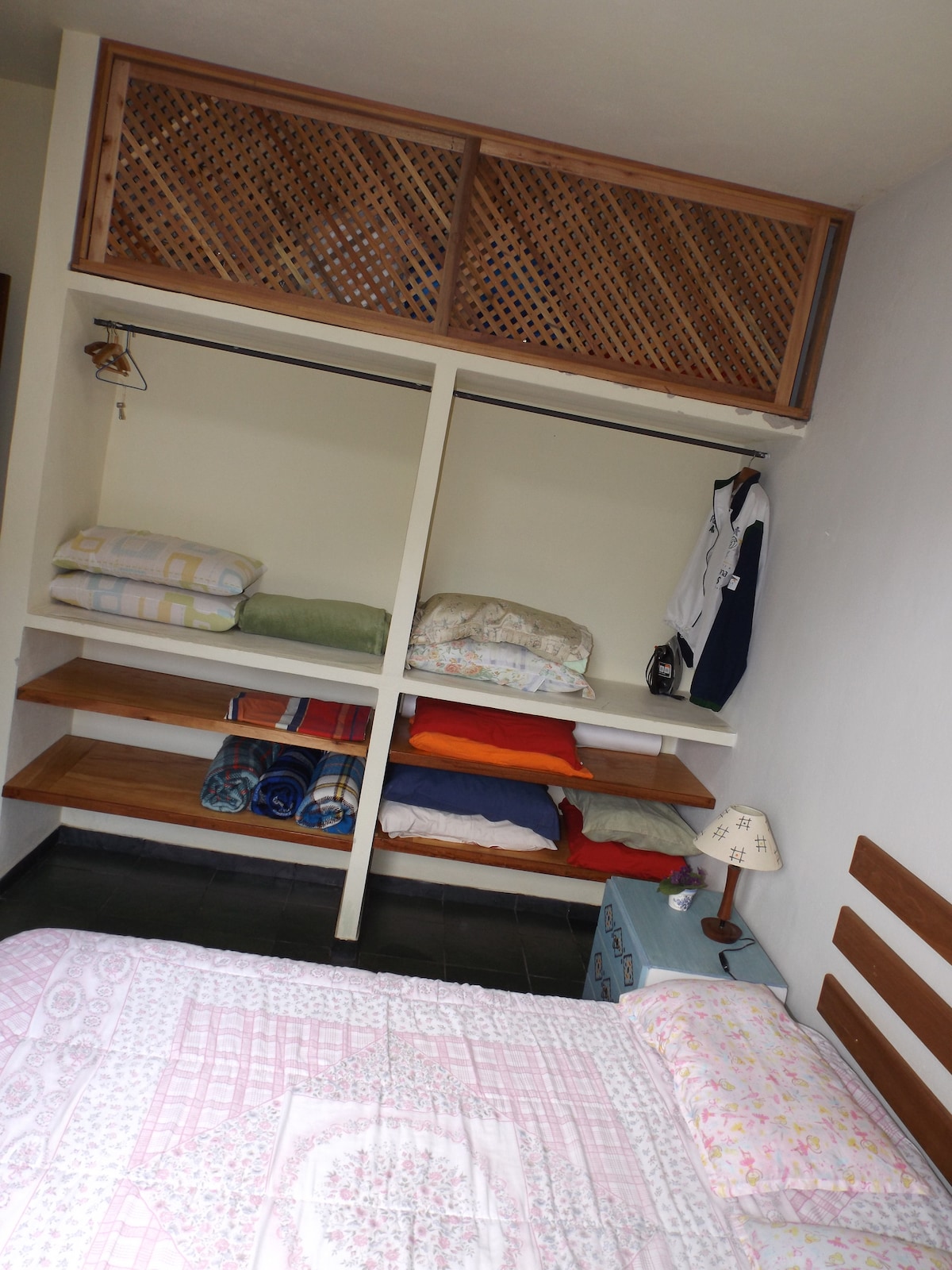 Jednoduché police a sledovanie vecí.