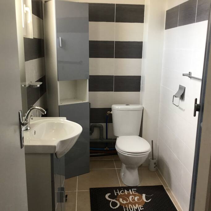 Salle de bain avec jet