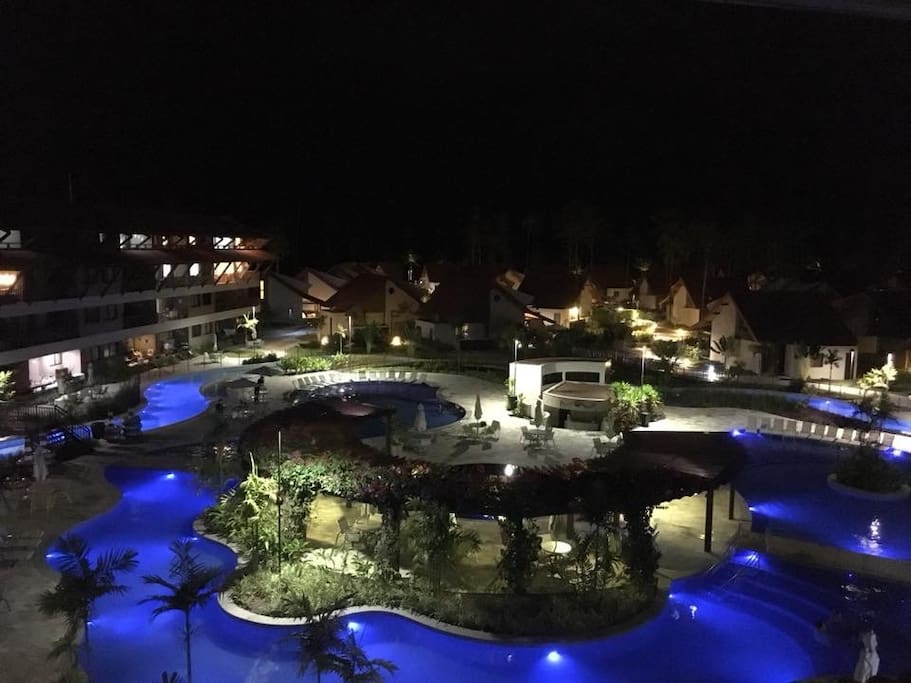 Vista noturna do parque aquático