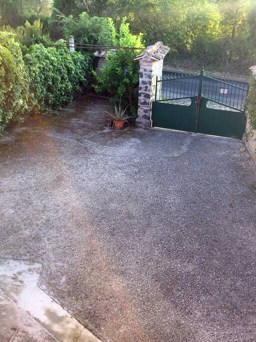 parcheggio interno con ingresso indipendente