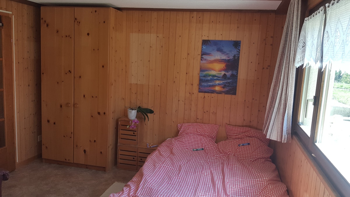 ห้องนอนพร้อมเตียงคู่