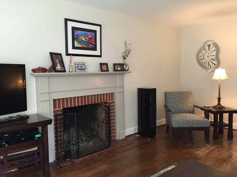 Living room (view 2)