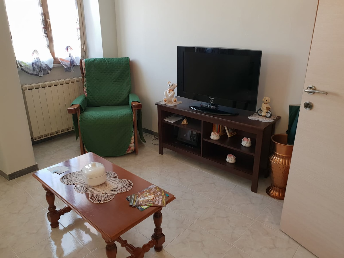 Airbnb performant: Entire apartment on Via dei Pini with parking space à Tivoli