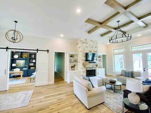 Luxury Farm Stay with Pool - Perfect For Groups