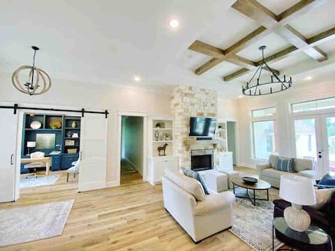 Top Airbnb: Luxury Farm Stay with Pool - Perfect For Groups in The Woodlands