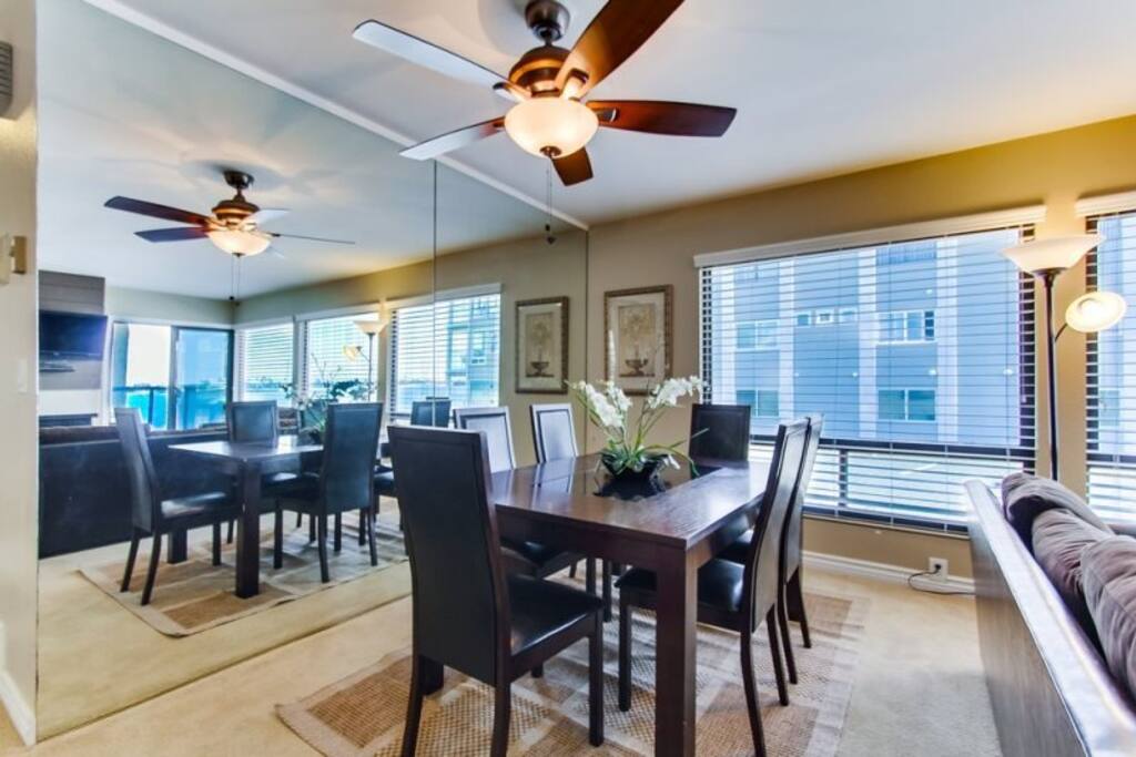 Dining table for a family of 6 - enjoy a home cooked meal while on vacation