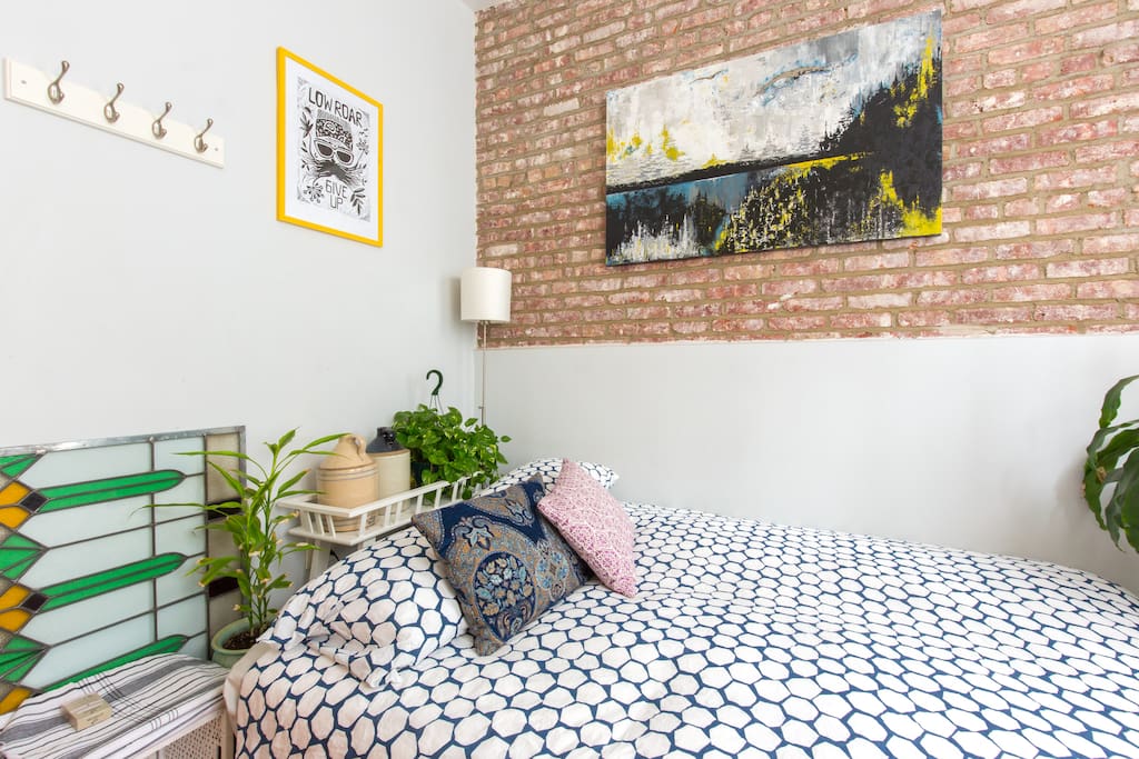 Full (almost queen) size bed