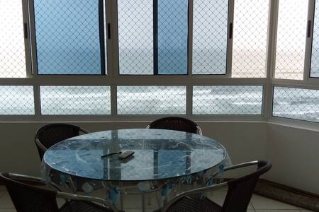 De frente para o mar!! Excelente apto! Andar alto!