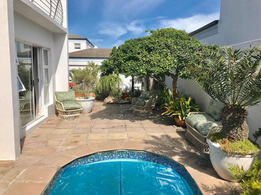 GARDEN WITH SPLASH POOL