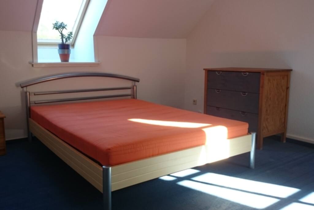Schlafzimmer mit Balkonzugang