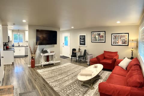Huge fenced yard! Clean & well-stocked | Sleeps 7!