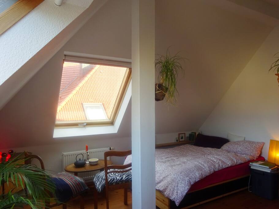 Chillige Sitzecke und großes Doppelbett