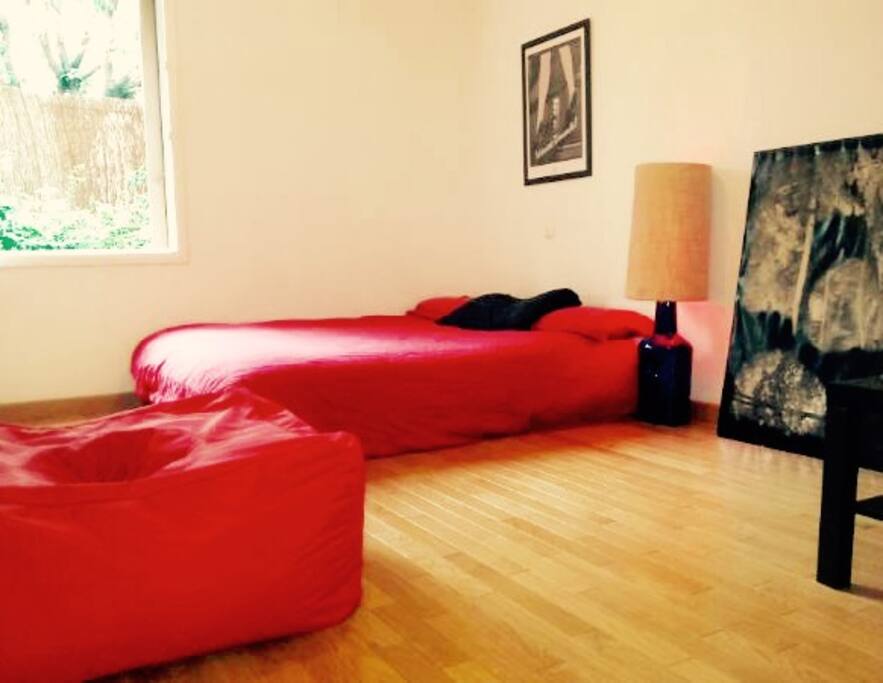 La chambre avec un grand lit