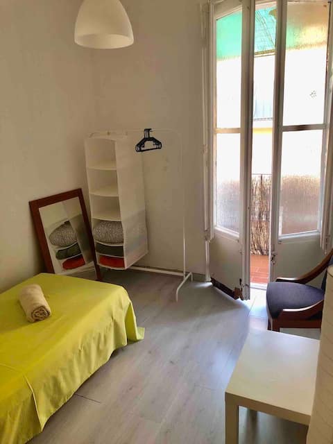 Privat room, near airport,two stops in Barcelona