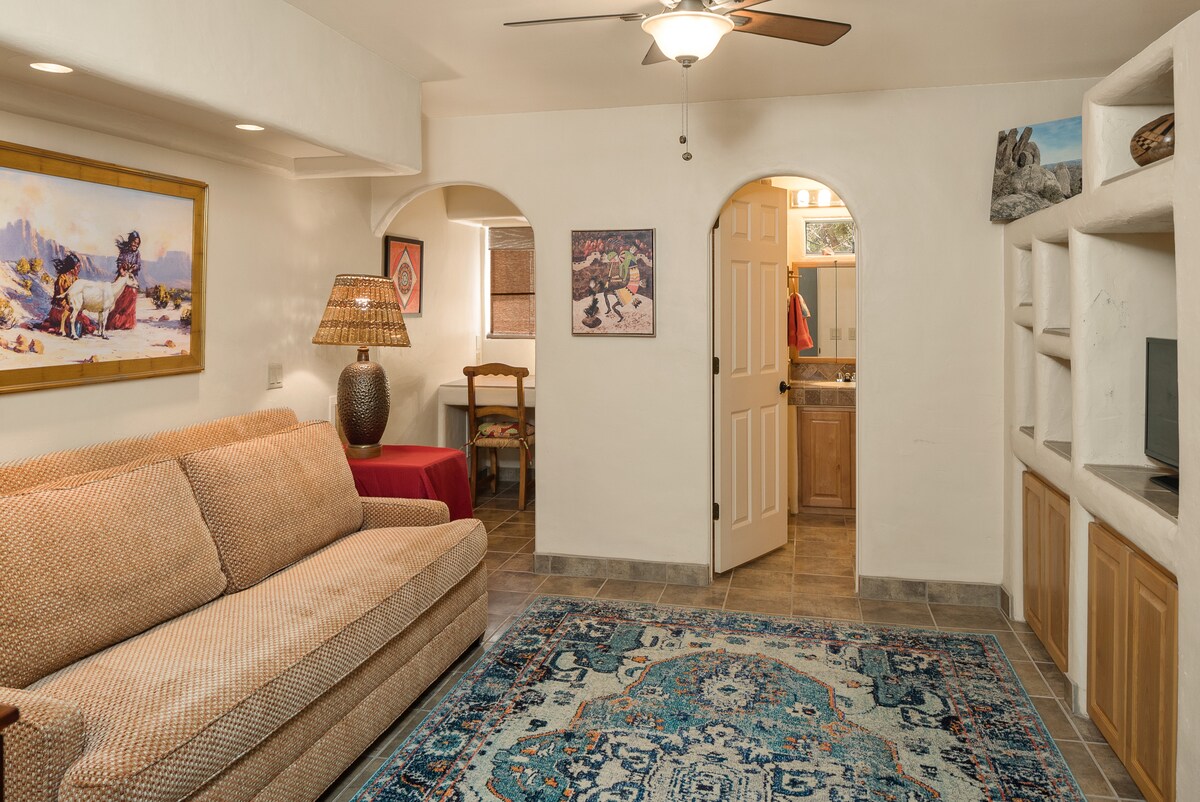 Štvrtá spálňa s rozkladacou pohovkou s penovou pokrývkou a ďalšími vankúšmi, ako aj posteľnou bielizňou a prikrývkou. Vlastná kúpeľňa so sprchovacím kútom z kachľového skla, 1 umývadlom a toaletou.