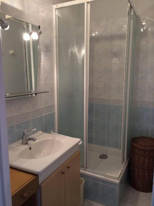 La salle de bain à partager avec une coloc