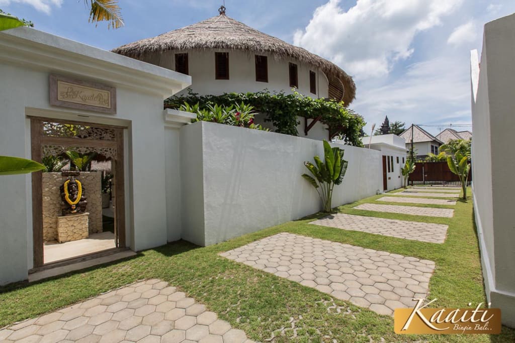 Villa Kaaiti's main entrance and its shared and secure private driveway with Villa Annuello - Tranquil Retreats Bali.