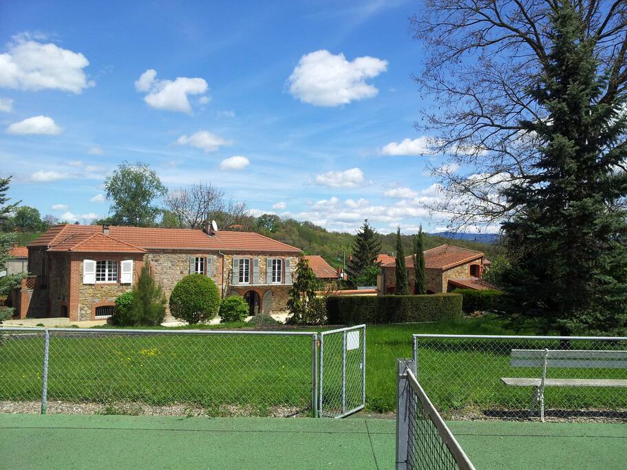 Vue de la maison depuis le terrain de tennis