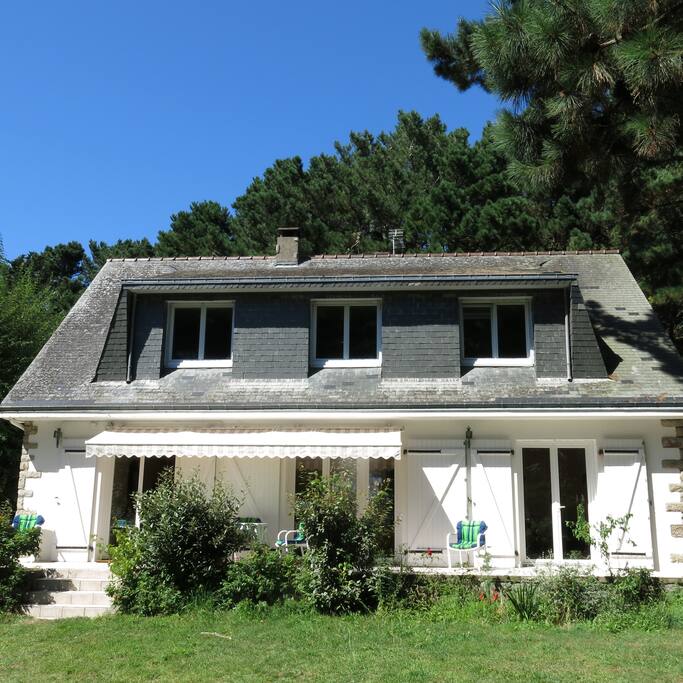 façade ensoleillée orientée plein sud donnant sur un jardin au bout duquel se trouve la plage des Goh Velin.