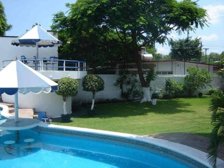 Alberca y Jardin
