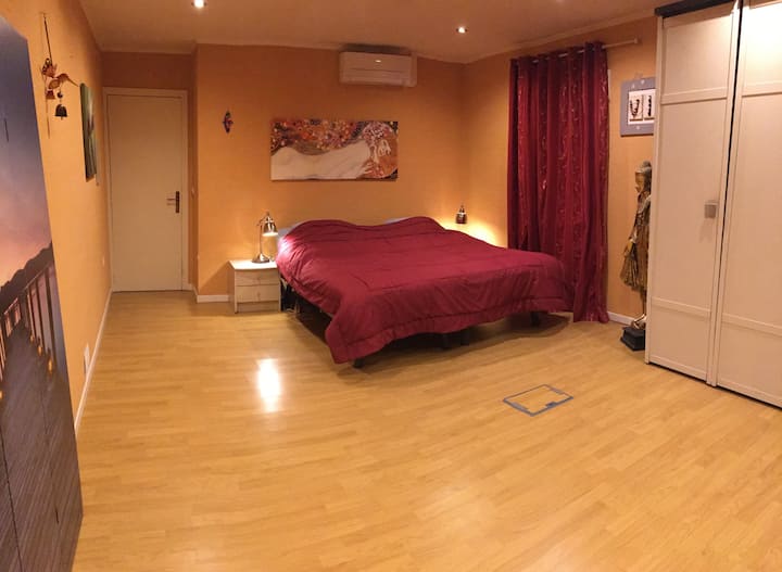Habitación 4, versión suite principal. Cama eléctrica con una ropa de cama excepcional