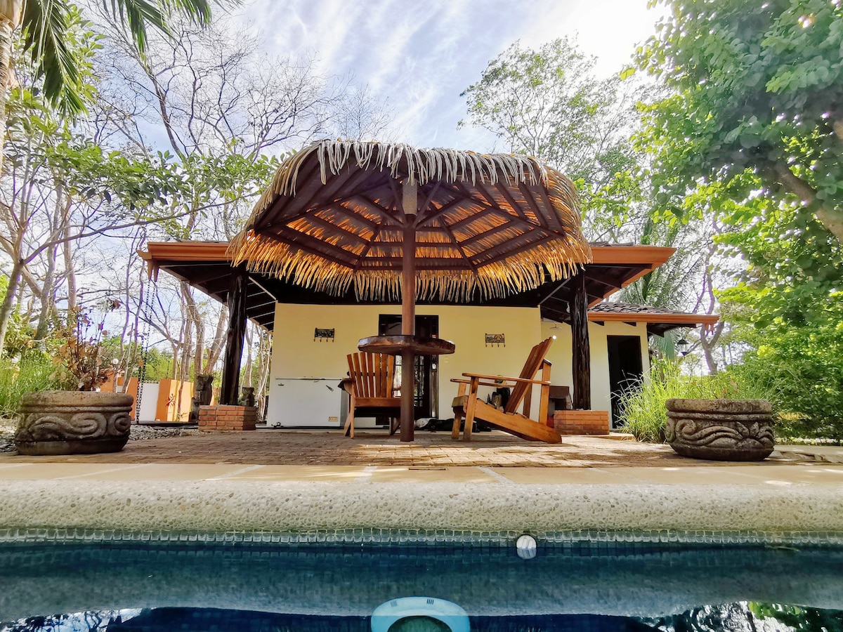Playa Tamarindo,  Guanacaste,  Costa Rica,  Casita o habitación separada a la casa, que cuenta con un cuarto y baño privado, capacidad para 5 personas