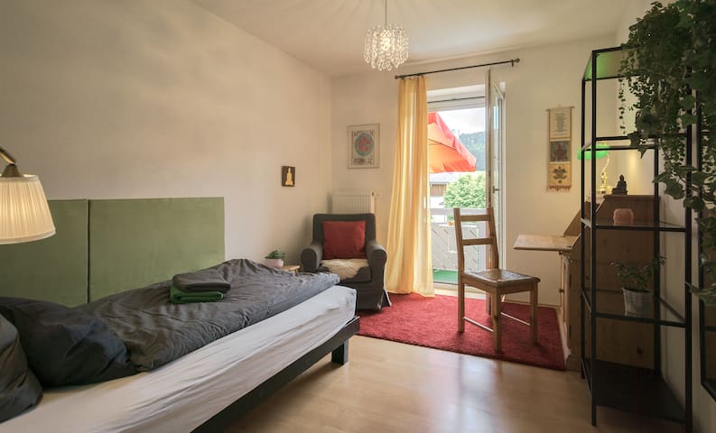 Ruhiges, sonniges Zimmer mit Balkon