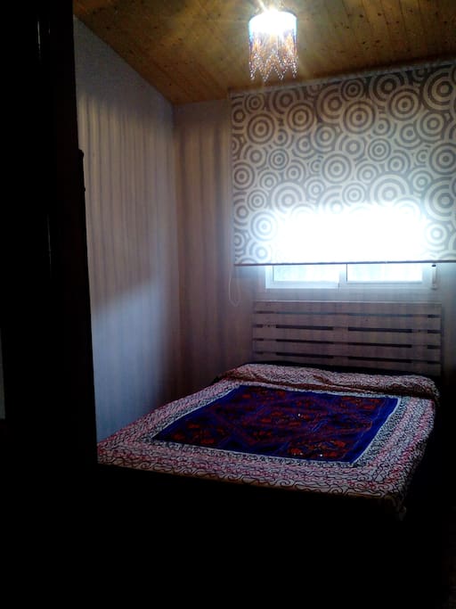 Dormitorio de matrimonio, con luz muy agradable, ventana y armario propio