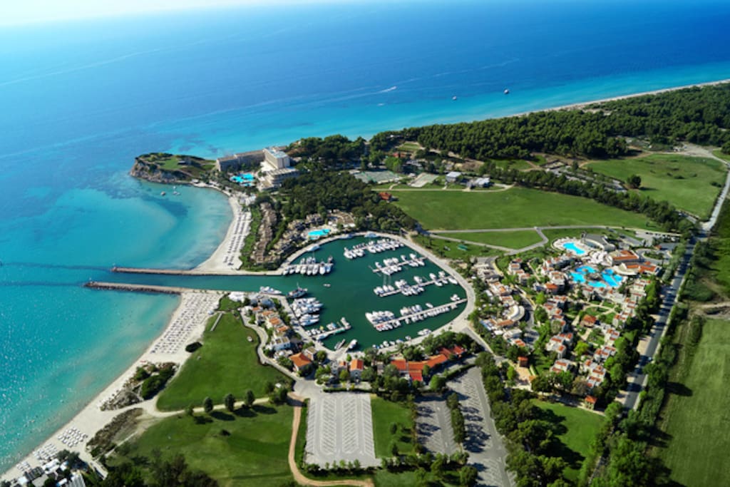 Situated in Sani forest, 1200m from the beach and 3 minutes from Sani Resort (by car).