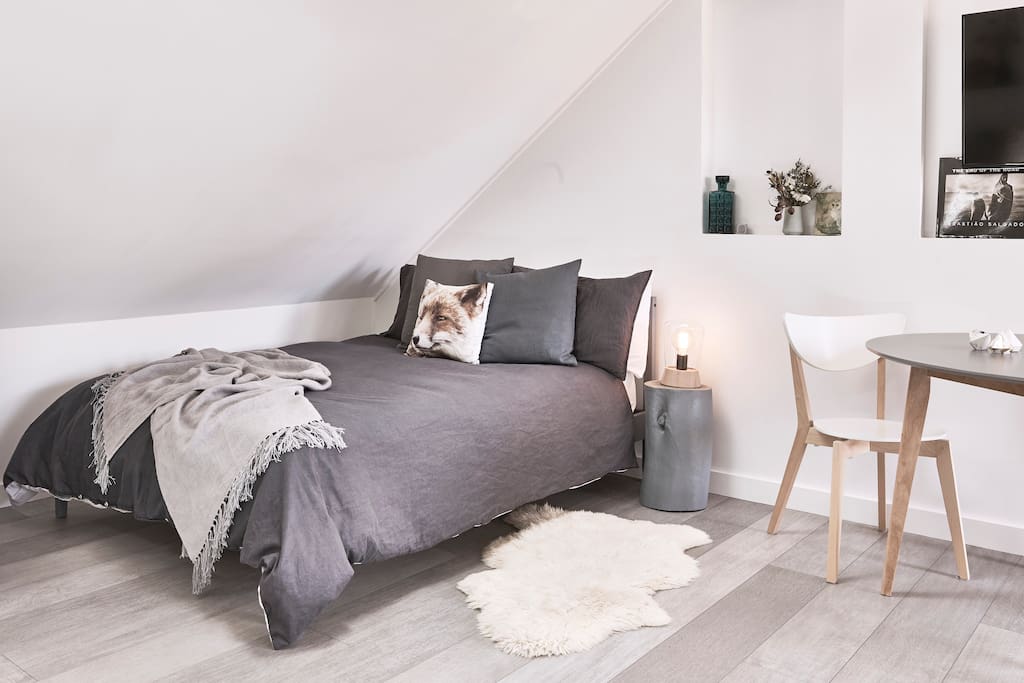 Double bed with 100% cotton sheets and comfy new mattress