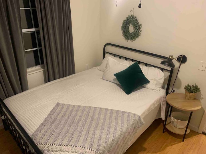 Cama queen en el tercer dormitorio