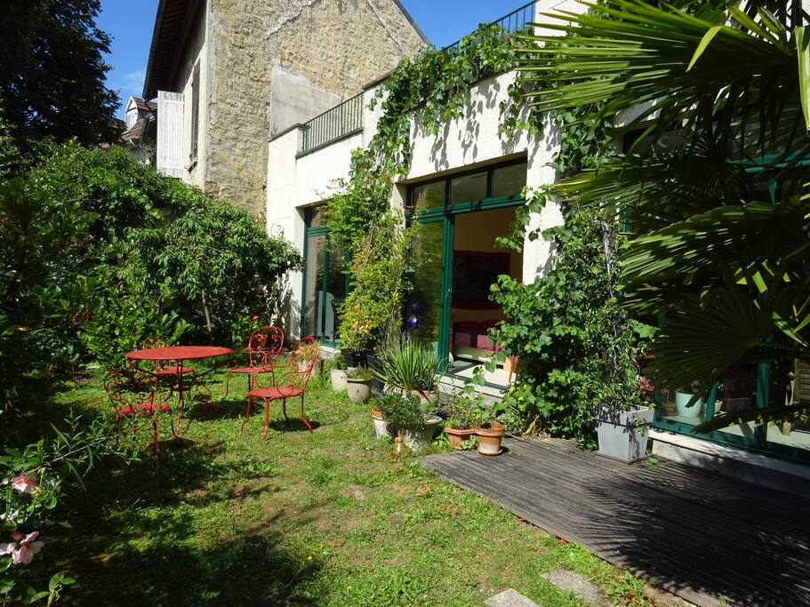 Détente dans le jardin devant la maison.