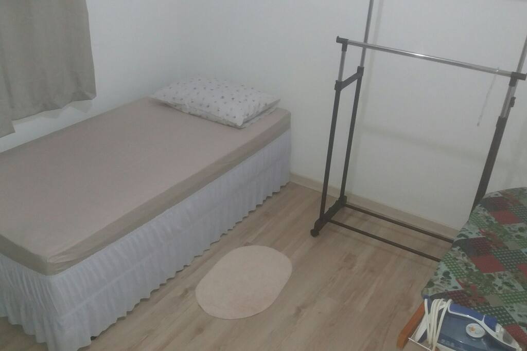 Espaço do quarto para 1 hóspede.